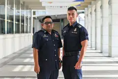 Penolong Superintenden Polis (ASP) Abdul Rahman Mohamad Karim (kiri) dan Staf Sarjan Kanan (SSS) Woon Guo Jin, segera bertindak semasa insiden kebakaran di ladang ternakan ikan di luar Pulau Tekong pada  21 Januari 2024. 