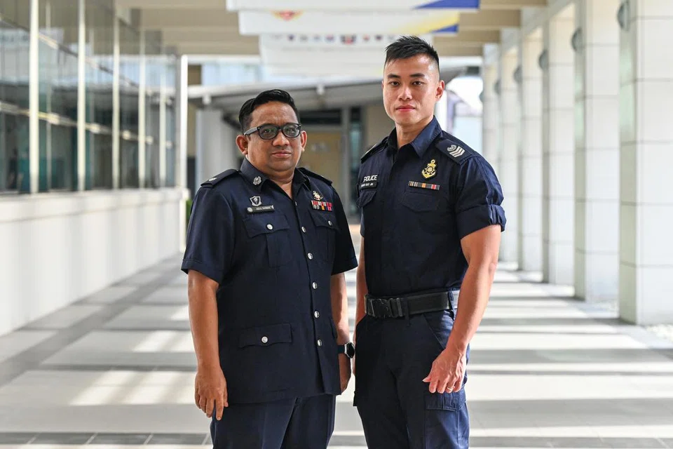 Penolong Superintenden Polis (ASP) Abdul Rahman Mohamad Karim (kiri) dan Staf Sarjan Kanan (SSS) Woon Guo Jin, segera bertindak semasa insiden kebakaran di ladang ternakan ikan di luar Pulau Tekong pada  21 Januari 2024. 