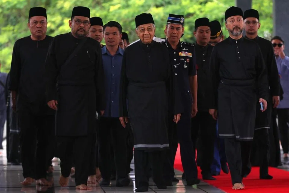 Mantan Perdana Menteri Malaysia, Tun Mahathir Mohamad (tengah), memberi penghormatan terakhir pada 15 April.