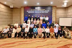 Menteri Penyelaras bagi Keselamatan Negara merangkap Menteri Ehwal Dalam Negeri, Encik K. Shanmugam (barisan depan, tengah), diapit Pengerusi Bersama Kumpulan Pemulihan Keagamaan (RRG), Ustaz Dr Mohamed Ali (kanan) dan Ustaz Dr Mohamad Hasbi Hassan, ketika bergambar dengan peserta Rahat Tahunan RRG ke-21 pada 2 Jun.