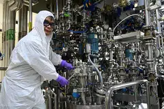 TERLIBAT DALAM PROJEK: Teknisyen operasi kanan di syarikat farmaseutikal GSK, Encik Muhammad Zulhilmi Abdul Ghani, antara yang terlibat dalam pembangunan kemudahan pengeluaran dan ujian potensi tinggi GSK yang pertama di Singapura, dengan keupayaan membuat sebatian kuat yang diperlukan bagi rawatan barah. - Foto BH oleh KHALID BABA