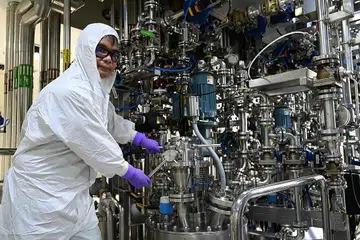 TERLIBAT DALAM PROJEK: Teknisyen operasi kanan di syarikat farmaseutikal GSK, Encik Muhammad Zulhilmi Abdul Ghani, antara yang terlibat dalam pembangunan kemudahan pengeluaran dan ujian potensi tinggi GSK yang pertama di Singapura, dengan keupayaan membuat sebatian kuat yang diperlukan bagi rawatan barah. - Foto BH oleh KHALID BABA