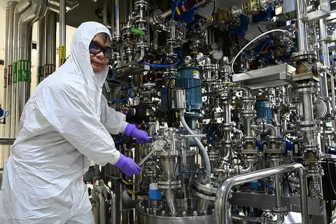 TERLIBAT DALAM PROJEK: Teknisyen operasi kanan di syarikat farmaseutikal GSK, Encik Muhammad Zulhilmi Abdul Ghani, antara yang terlibat dalam pembangunan kemudahan pengeluaran dan ujian potensi tinggi GSK yang pertama di Singapura, dengan keupayaan membuat sebatian kuat yang diperlukan bagi rawatan barah. - Foto BH oleh KHALID BABA
