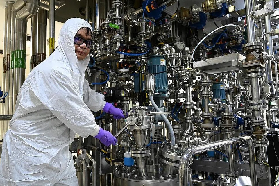 TERLIBAT DALAM PROJEK: Teknisyen operasi kanan di syarikat farmaseutikal GSK, Encik Muhammad Zulhilmi Abdul Ghani, antara yang terlibat dalam pembangunan kemudahan pengeluaran dan ujian potensi tinggi GSK yang pertama di Singapura, dengan keupayaan membuat sebatian kuat yang diperlukan bagi rawatan barah. - Foto BH oleh KHALID BABA