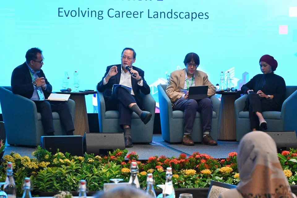 SESI PANEL: Menteri Tenaga Manusia merangkap Menteri Kedua (Perdagangan dan Perusahaan) Dr Tan See Leng (dua dari kiri); Encik Johan Johari, Penolong Pengarah Mendaki (kiri); Dr Walter Edgar Theseira, pakar ekonomi di Universiti Sains Kemasyarakatan Singapura (SUSS) (dua dari kanan); dan Cik Fadhilah Abdul Rahman Zamawi, Penolong Pengarah Dasar Ekonomi, NTUC (kanan) dalam sesi panel Simposium Mendaki ketujuh pada Khamis di Hotel Parkroyal Collection Marina Bay.
