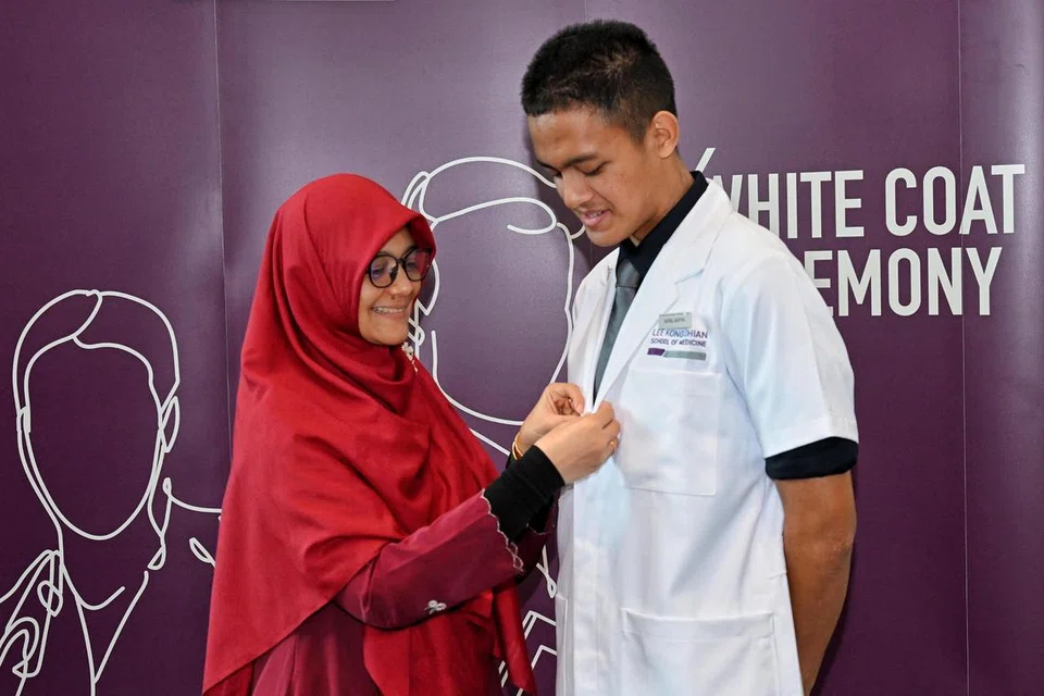 
Encik Aufal Aufiya Indra Gunawan, 19 tahun, bersama ibunya, Cik Yudith Fabiola, 47 tahun, di Majlis Kot Putih LKCMedicine, menandakan permulaan perjalanan anak muda itu sebagai doktor masa depan.