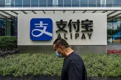 LARANGAN EKSEKUTIF: Presiden Donald Trump meminta Setiausaha Perdagangan Amerika Syarikat untuk mengkaji dan menilai lain-lain aplikasi yang perlu dimasukkan dalam larangan itu. Ia secara khusus menamakan Alipay, CamScanner, QQ Wallet, SHAREit, Tencent QQ, VMate, WeChat Pay dan WPS Office. - Foto AFP