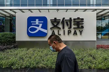 LARANGAN EKSEKUTIF: Presiden Donald Trump meminta Setiausaha Perdagangan Amerika Syarikat untuk mengkaji dan menilai lain-lain aplikasi yang perlu dimasukkan dalam larangan itu. Ia secara khusus menamakan Alipay, CamScanner, QQ Wallet, SHAREit, Tencent QQ, VMate, WeChat Pay dan WPS Office. - Foto AFP