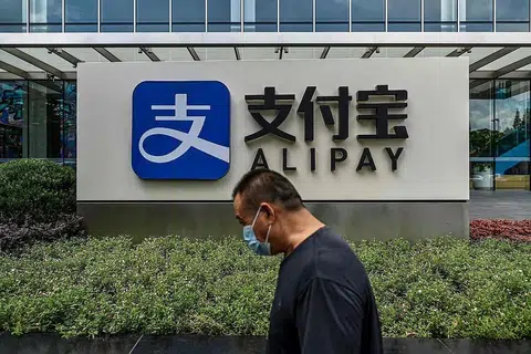 LARANGAN EKSEKUTIF: Presiden Donald Trump meminta Setiausaha Perdagangan Amerika Syarikat untuk mengkaji dan menilai lain-lain aplikasi yang perlu dimasukkan dalam larangan itu. Ia secara khusus menamakan Alipay, CamScanner, QQ Wallet, SHAREit, Tencent QQ, VMate, WeChat Pay dan WPS Office. - Foto AFP