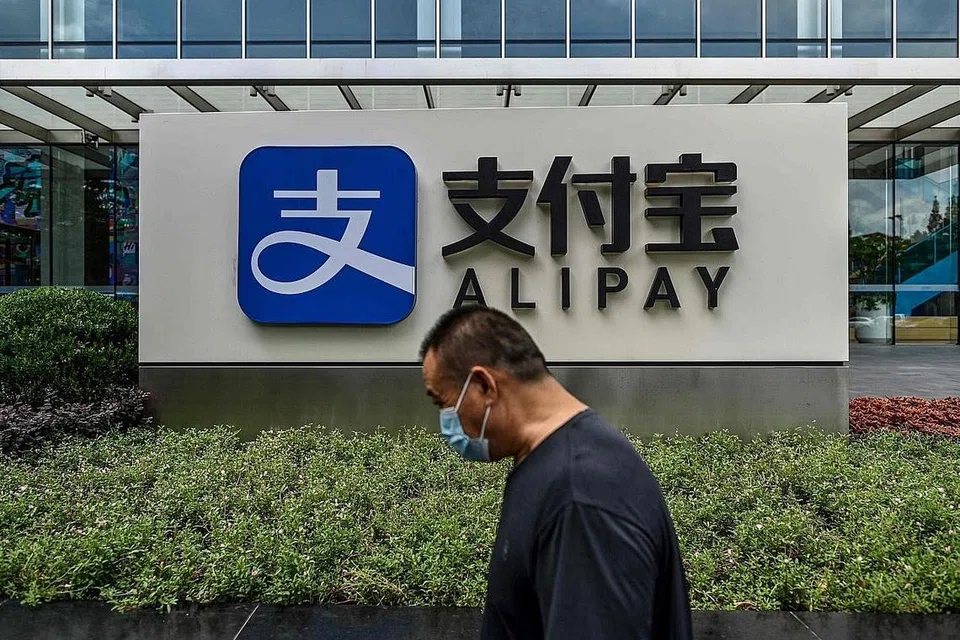 LARANGAN EKSEKUTIF: Presiden Donald Trump meminta Setiausaha Perdagangan Amerika Syarikat untuk mengkaji dan menilai lain-lain aplikasi yang perlu dimasukkan dalam larangan itu. Ia secara khusus menamakan Alipay, CamScanner, QQ Wallet, SHAREit, Tencent QQ, VMate, WeChat Pay dan WPS Office. - Foto AFP