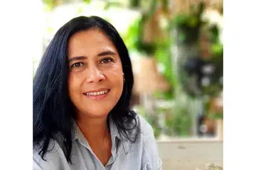 AMANAH SEBAGAI IBU TIDAK DIABAI: Sejak bergelar ibu lebih tiga dekad lalu, Lydia Kandou pastikan anak-anaknya tetap dapat meluangkan masa bersamanya, termasuk di set penggambaran. - Foto INSTAGRAM LYDIA KANDOU