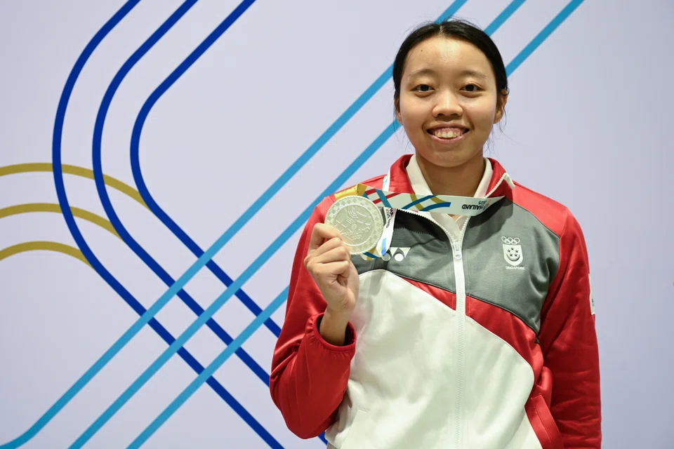 Atlet lawan pedang negara, Kiria Tikanah, menang pingat perak di acara epee individu wanita Sukan SEA 2025.