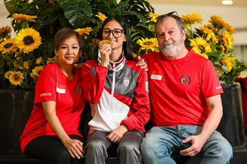 SOKONGAN UTAMA: Sosok penting dalam kejayaan Marissa Hafezan di Sukan SEA 2025, ialah kedua-dua ibu bapanya, iaitu Rosmawarni Zaman Hafezan (kiri) dan Siavosh Hafezan.