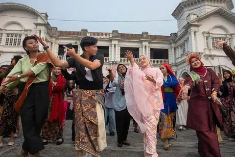 Orang ramai memakai pakaian tradisional dan menunjukkan bakat mereka dalam acara tarian pada program, Keretapi Sarong 2026, bertema ‘Sayang Malaysia’ sempena sambutan Hari Malaysia, di Stesen Kereta Api Ipoh, Perak, pada 16 September.
