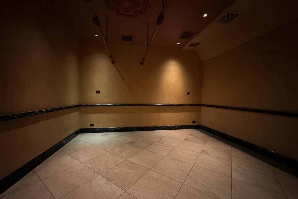 Ruang solat terletak berhampiran Restoran Explorer’s Club yang disediakan oleh pihak Disneyland. 