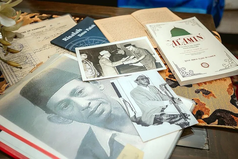 PENINGGALAN DATUK: Buku-buku karya Allahyarham Kiai Ahmad Zohri Mutamim, yang masih disimpan rapi oleh keluarga Wan Nadia, membawa prinsip yang dipegang oleh Kiai Zohri, bahawa agama bukan untuk akhirat sahaja tetapi untuk keselamatan di dunia. - Foto BH oleh NUR DIYANA TAHA