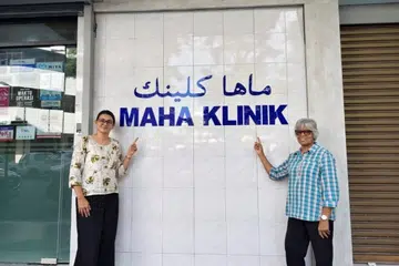 Pegawai Perubatan di MAHA Klinik, Dr Reshampreet Kaur (kiri) dan pembantu tadbir, Cik Mercy Samuel yang masih bertugas di MAHA Klinik, yang dibuka oleh mantan Perdana Menteri, Tun Dr Mahathir Mohamad dan isterinya, Tun Dr Siti Hasmah Mohamad Ali, ketika bertugas sebagai doktor.