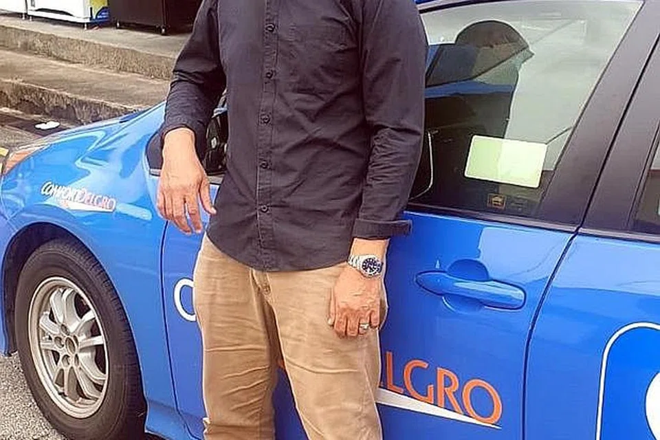 HADKAN WAKTU MEMANDU: Encik Anuwar kini hanya memandu hingga 10 malam sahaja kerana penutupan kelab malam dan ketiadaan pelancong bermakna memandu pada waktu malam agak 'sepi' kerana tiada penumpang. - Foto ihsan ANUWAR OTHMAN