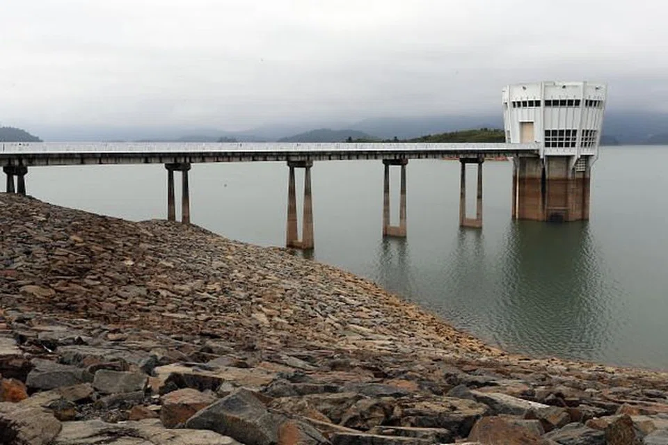 PARAS AIR TERENDAH: Paras air terendah yang dicatat di Kolam Air Linggiu di Johor, yang membekalkan separuh daripada keperluan air Singapura, menjadi keprihatinan pemerintah. 