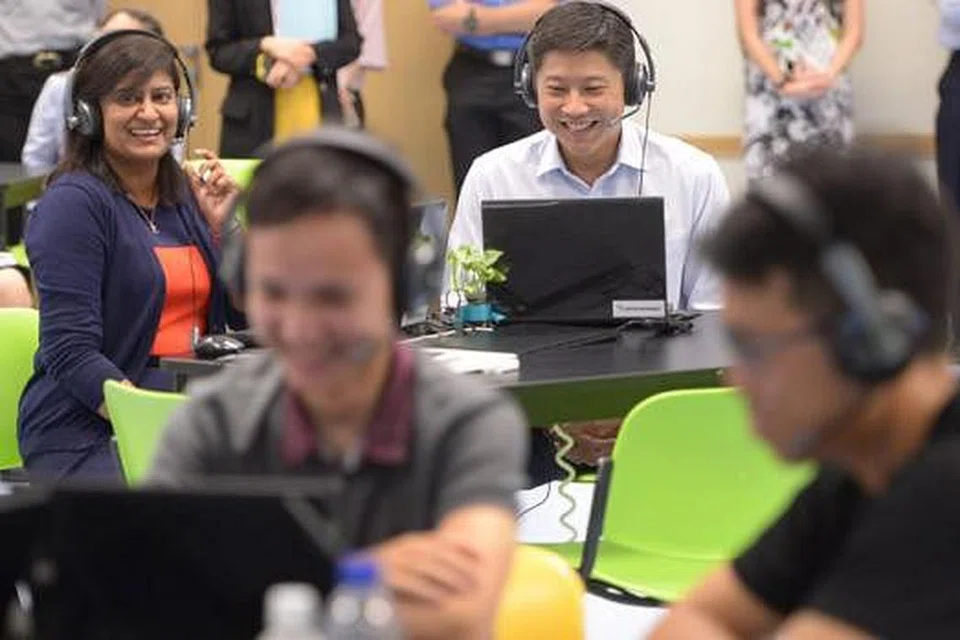 TINGKAT KEUPAYAAN GURU: Pemangku Menteri Pendidikan, Encik Ng Chee Meng (tengah), mengumumkan peningkatan pada program PGDE termasuk melanjutkan tempoh program selama empat bulan demi memberi lebih masa serta peluang bagi guru pelatih bersedia memenuhi keperluan mengajar dengan lebih baik. - Foto THE STRAITS TIMES