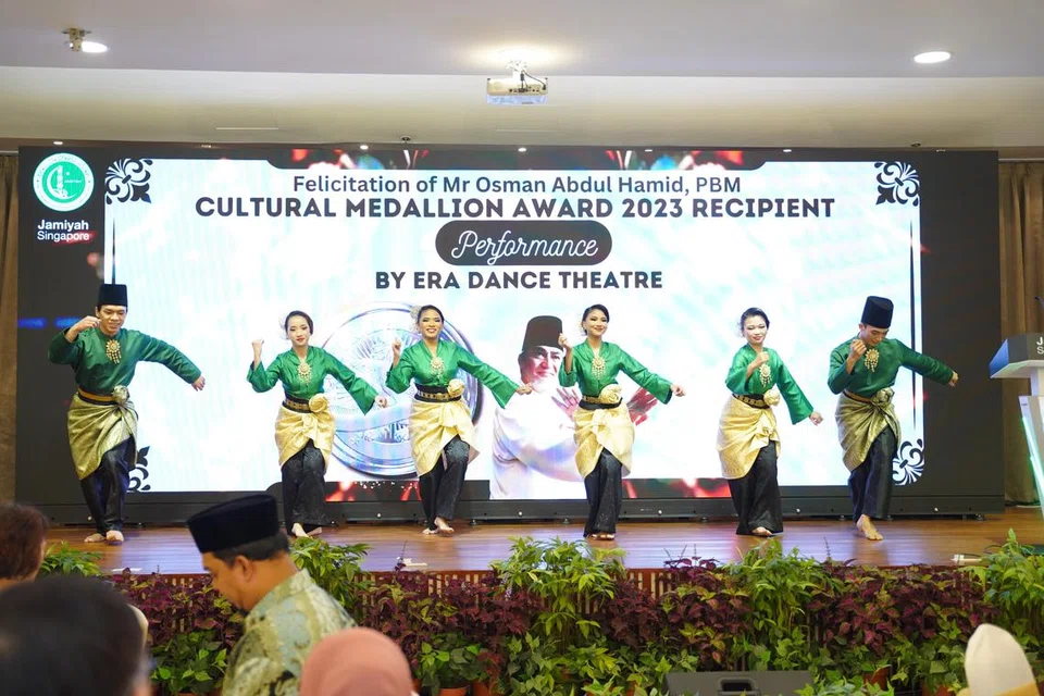 PERSEMBAHAN TARIAN: Persembahan oleh kumpulan seni Era Dance Theatre semasa Majlis Ucapan Tahniah untuk meraikan pencapaian penerima Pingat Budaya 2023, Encik Osman Abdul Hamid, pada 19 Januari di Pusat Islam Jamiyah.