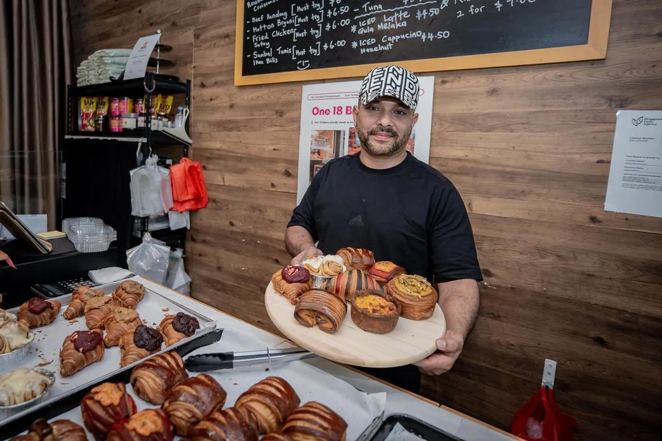 PASTRI RASA TEMPATAN: Pemilik One 18 Bakery, Encik Mahdi Bamadhaj, menawarkan hidangan pastri yang menggabungkan teknik pastri tradisional dengan rasa tempatan Singapura.