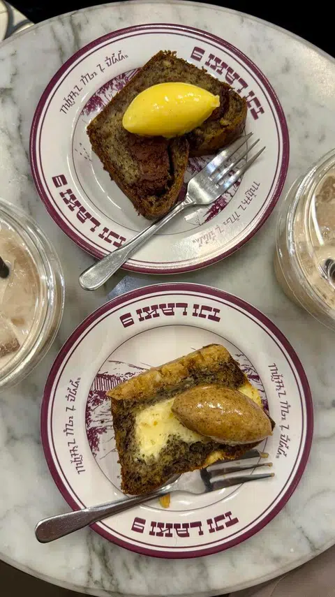 Kek pisang perisa keju dan coklat bersama mentega kayu manis dan vanila.