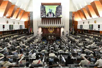 MERASMIKAN SESI DEWAN RAKYAT: Yang di-Pertuan Agong Al-Sultan Abdullah Ri'ayatuddin Al-Mustafa Billah Shah menyampaikan titah ucapan semasa pembukaan Mesyuarat Pertama Penggal Keempat Parlimen ke-14, di Dewan Rakyat, Bangunan Parlimen, Kuala Lumpur, semalam. - Foto EPA-EFE