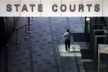 Jonathan Soh Jingyao, 34 tahun, menggunakan telefon bimbitnya untuk merakam video seorang wanita yang sedang mandi di sebuah apartmen.