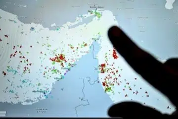 Laman web Marinetraffic menunjukkan trafik perkapalan komersial pada Mac 2026 di pinggir Selat Hormuz berhampiran pantai Iran.