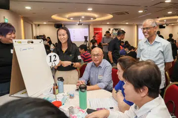 USAHA BERSAMA: Menteri Pembangunan Sosial dan Keluarga (MSF), Encik Masagos Zulkifli Masagos Mohamad bergambar bersama peserta di sebuah kegiatan melibatkan Pusat Khidmat Keluarga baru-baru ini. Bercakap di sebuah acara berasingan bernama Rangkaian Masyarakat SG Cares @ Jalan Besar dan Toa Payoh, pada Isnin, Encik Masagos menekankan peri penting memberi bantuan kepada keluarga memerlukan dengan cara yang tidak mengurangkan maruah dan daya usaha mereka.  