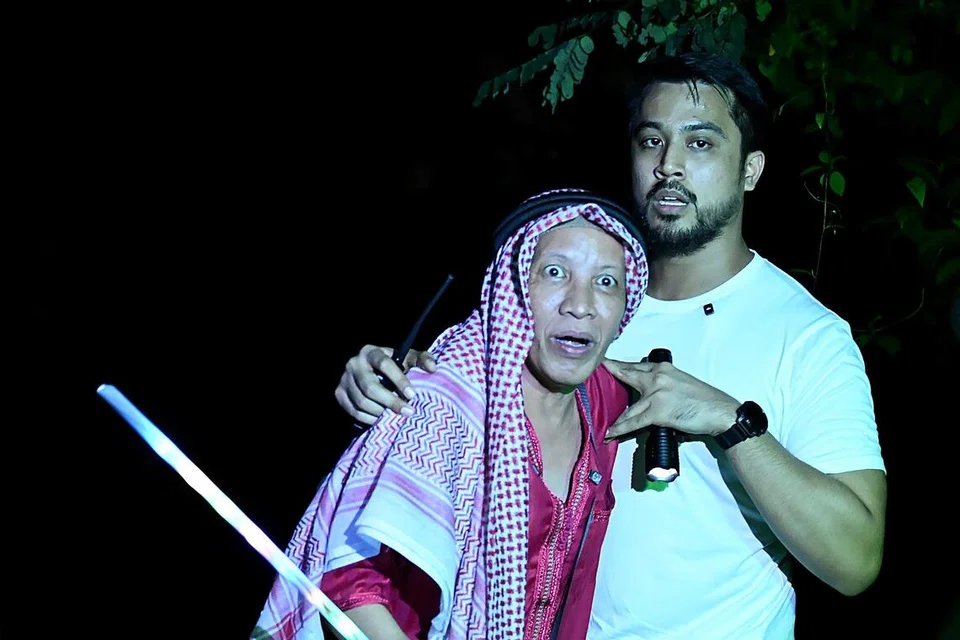 Roslan Shah (kiri) ketika bersama penyanyi Aliff Aziz dalam rancangan ‘Night Walk’, terbitan MBK Studio.