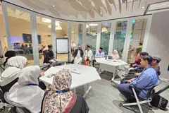 Para peserta yang terdiri daripada lebih 30 asatizah dan pelajar dari institut pendidikan agama dan madrasah sepenuh masa memberikan pandangan mengenai topik berkenaan wakaf masyarakat Singapura, isu keharmonian agama dan juga kesihatan mental dalam ‘Dialog Masyarakat Berita Harian’ yang diadakan pada 17 Mei di bangunan SPH Media. 