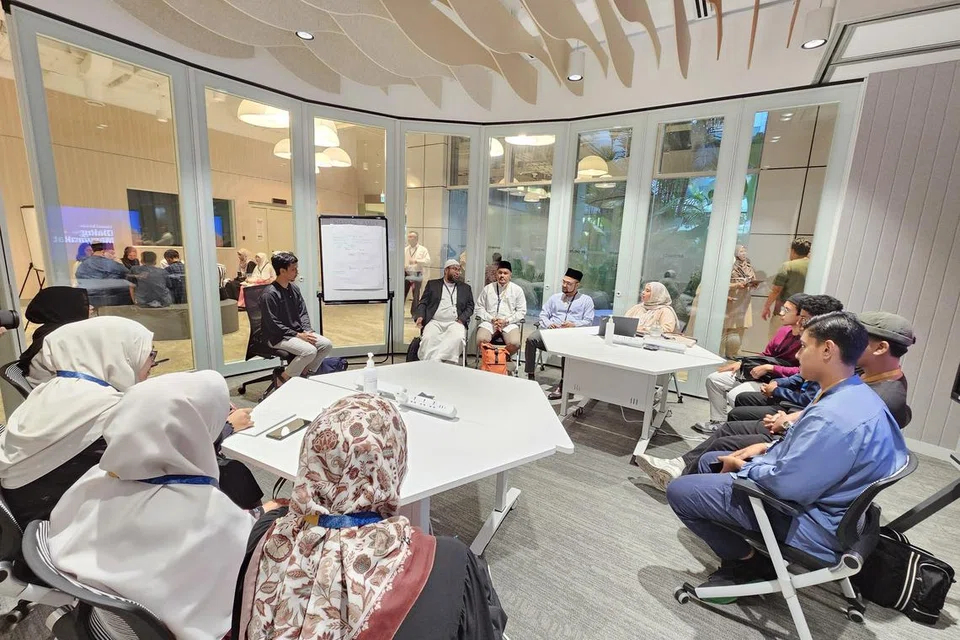 Para peserta yang terdiri daripada lebih 30 asatizah dan pelajar dari institut pendidikan agama dan madrasah sepenuh masa memberikan pandangan mengenai topik berkenaan wakaf masyarakat Singapura, isu keharmonian agama dan juga kesihatan mental dalam ‘Dialog Masyarakat Berita Harian’ yang diadakan pada 17 Mei di bangunan SPH Media. 