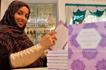 USAHAWAN, PELUKIS INAI, GURU BAHASA ARAB DAN PENULIS: Cik Zaiton Majeed bangkit daripada kemalangan teksi yang meremukkan tulang belakangnya untuk menggarap pelbagai kemahiran, termasuk menghasilkan buku bisnesnya sendiri. - Foto TUKIMAN WARJI