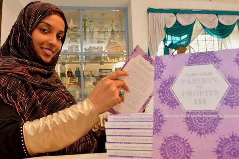 USAHAWAN, PELUKIS INAI, GURU BAHASA ARAB DAN PENULIS: Cik Zaiton Majeed bangkit daripada kemalangan teksi yang meremukkan tulang belakangnya untuk menggarap pelbagai kemahiran, termasuk menghasilkan buku bisnesnya sendiri. - Foto TUKIMAN WARJI