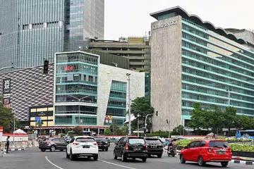 'IBU KOTA TENGGELAM': Dibina dalam zon gempa bumi di kawasan paya berhampiran 13 sungai, tekanan terhadap asas Jakarta yang berpenduduk 10 juta jiwa ini semakin kuat akibat pembangunan luar kawalan, lalu lintas sesak dan perancangan bandar yang buruk. - Foto AFP