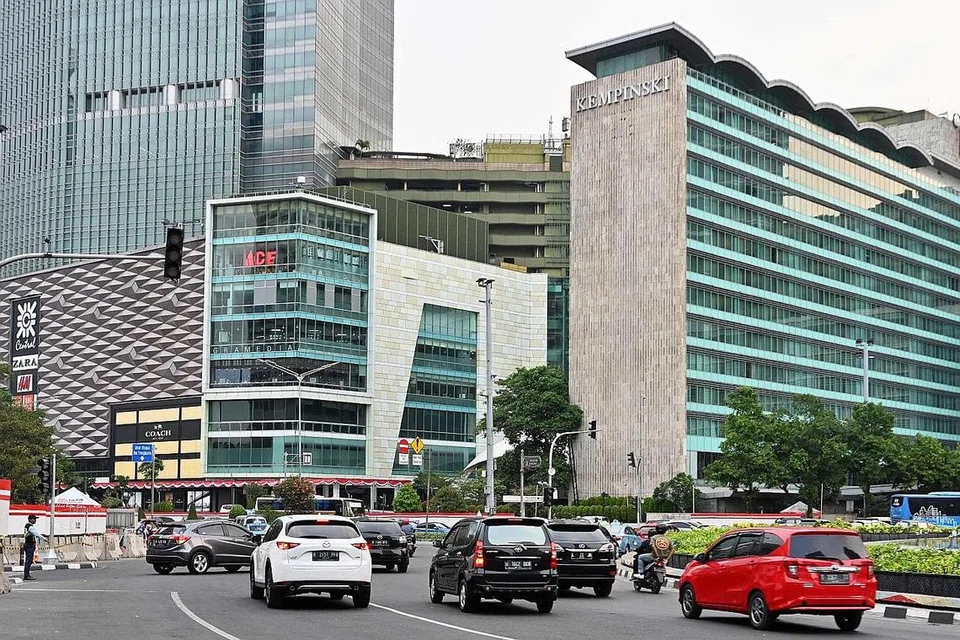 'IBU KOTA TENGGELAM': Dibina dalam zon gempa bumi di kawasan paya berhampiran 13 sungai, tekanan terhadap asas Jakarta yang berpenduduk 10 juta jiwa ini semakin kuat akibat pembangunan luar kawalan, lalu lintas sesak dan perancangan bandar yang buruk. - Foto AFP