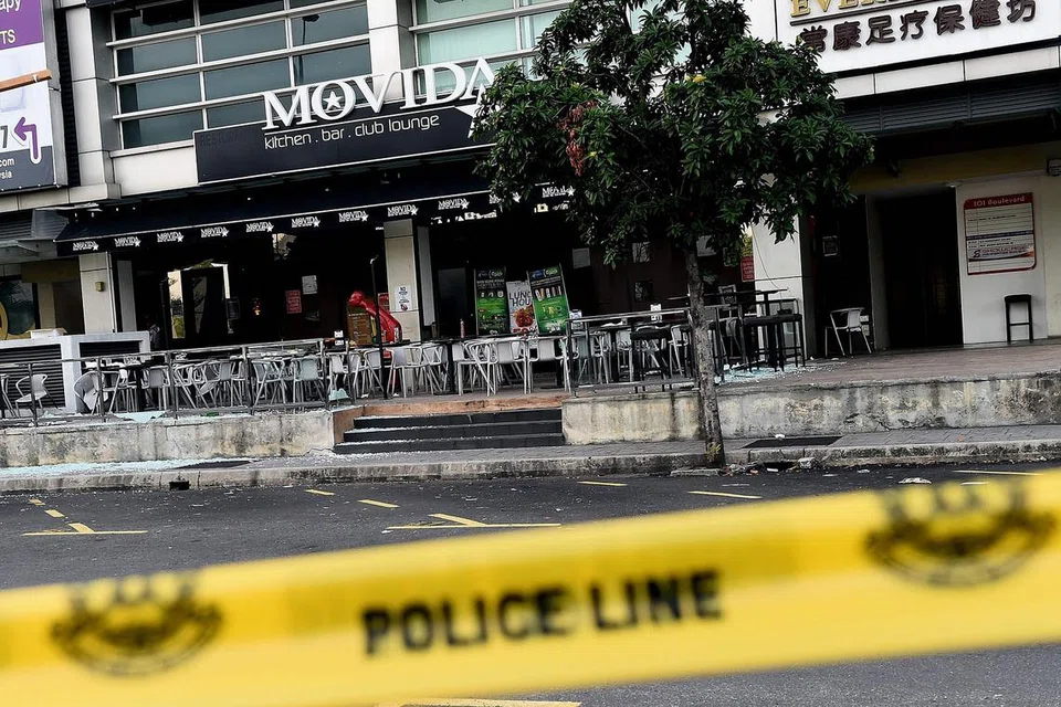 SUSPEK DIBURU: Dua suspek serangan bom tangan di Puchong - Md Saifuddin Muji, 28 tahun, dan Jasanizam Rosni, 38 tahun - masih terus diburu. - Foto AFP