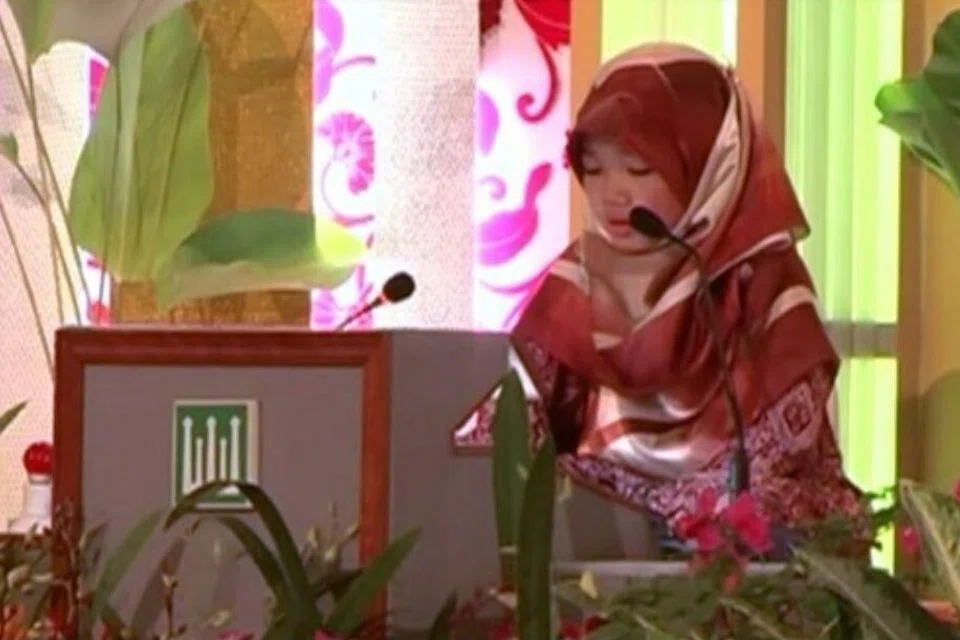 Ustazah Aliah Husna Khamsani semasa satu pertandingan pembacaan Al-Quran pada 2010.