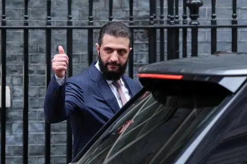 Presiden Syria, Encik Ahmed al-Sharaa, di luar 10 Downing Street, selepas mengadakan pertemuan dengan Perdana Menteri Britain, Encik Keir Starmer, di London pada 31 Mac 2026.
