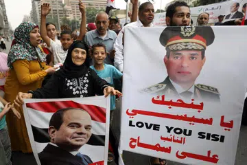 DAPAT SOKONGAN: Penyokong Presiden Mesir, Encik Abdel Fattah al-Sisi, menyertai perhimpunan untuk menyokong pencalonannya dalam pilihan raya presiden yang akan datang di Giza, Mesir.