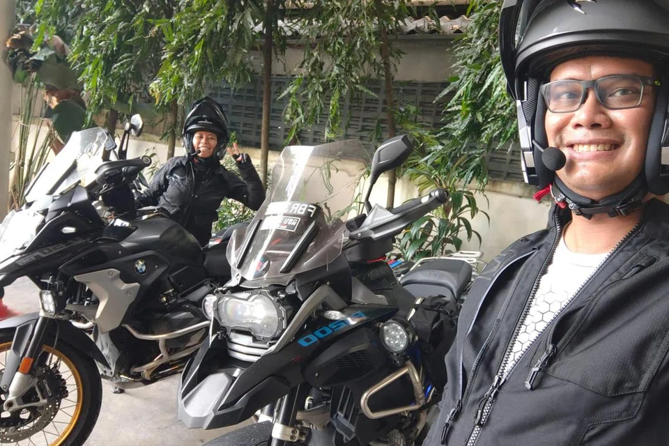 JELAJAH JAUH: Bersama suami, Encik Mohamad Khamsidin Rashid (depan), Cik Radiah Sumadi menunggang motosikalnya sejauh Thailand, termasuk ke Betong, Hat Yai dan Krabi. Gambar ini dipetik di luar hotel Buri Sriphu di Hat Yai.