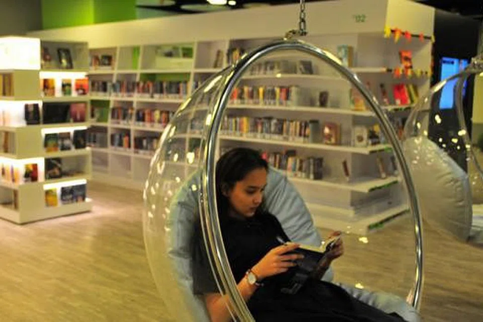 MESRA PENGUNJUNG: Pelbagai kemudahan baru kini ditawarkan di Perpustakaan Awam Pasir Ris bagi menarik lebih ramai pengunjung termasuk remaja. - Foto-foto NADHIRAH HAMZAH