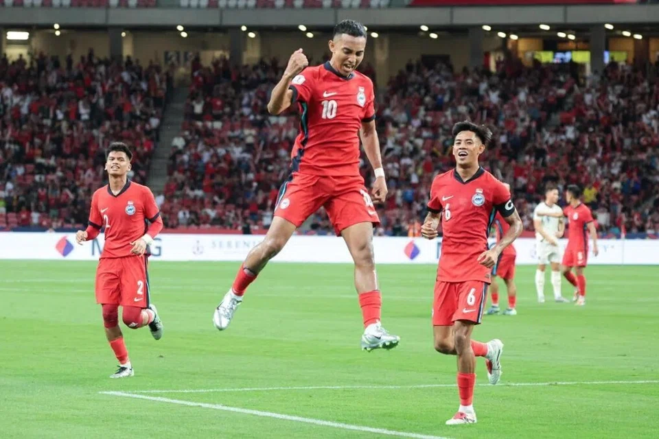 Faris Ramli (tengah), bersama Irfan Najeeb (kiri) dan Shah Shahiran, melompat kegembiraan selepas keputusan 2-0 menentang Thailand dalam Kejohanan Asean 2024, sebelum Thailand bangkit menang 4-2.