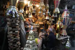 Tanglung tradisional ‘Fanous’ dipaparkan di pasar di KahIrah, Mesir. Ramai yang menghiasi persekitaran mereka dengan hiasan seperti ini sebagai sebahagian daripada sambutan bulan puasa. Ramadan dijangka bermula pada 11 Mac di Mesir.  