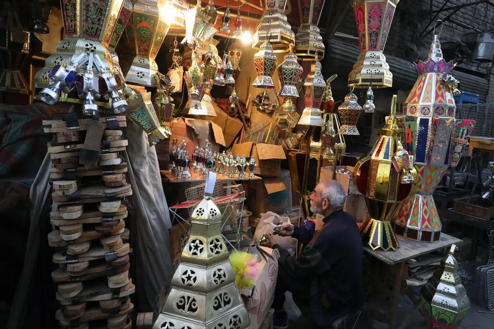 Tanglung tradisional ‘Fanous’ dipaparkan di pasar di KahIrah, Mesir. Ramai yang menghiasi persekitaran mereka dengan hiasan seperti ini sebagai sebahagian daripada sambutan bulan puasa. Ramadan dijangka bermula pada 11 Mac di Mesir.  