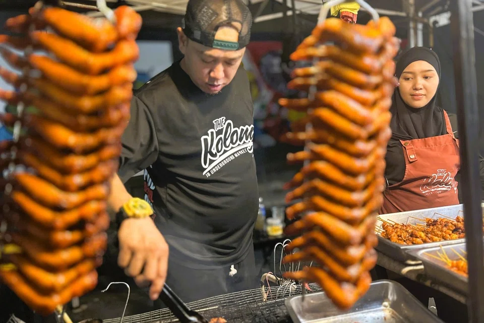 Pasangan suami isteri yang menjalankan perniagaan ayam bakar, Encik Rusaidi Abd Rauf, 39 tahun, (kiri) dan Cik Sasti Jusman, 32 tahun, berkata The Kolong telah memberi mereka peluang untuk mengukuhkan perniagaan.