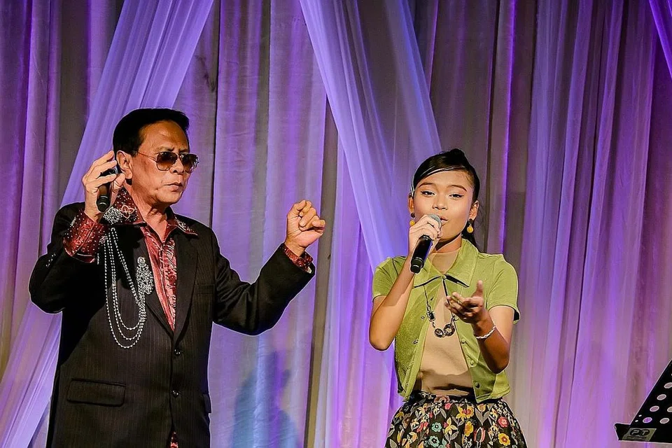 TERUJA BERDUET DENGAN LEGENDA: Putri Emily Joehaidi (kanan) dibimbing ibu bapanya agar menghargai lagu-lagu lama dan dalam foto ini kelihatan beliau berduet lagu 'Dendang Remaja' bersama bintang 1970-an, A. Razak. - Foto BM oleh NUR DIYANA TAHA