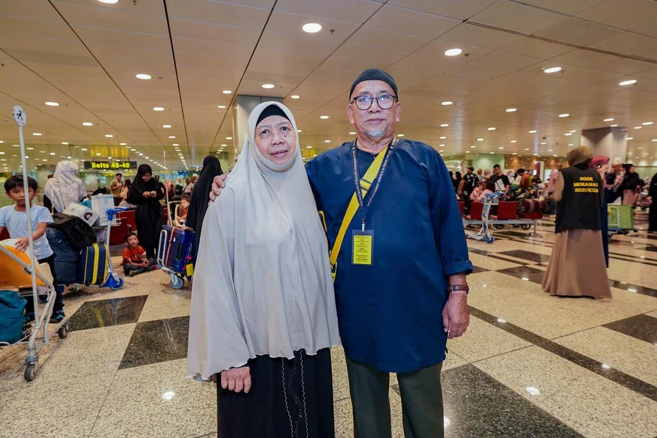 HARUNGI CABARAN: Pasangan suami isteri Encik Zulkifli Mohamed Rosli, 68 tahun, dan Cik Samania Asber, 65 tahun,  gembira dapat menunaikan ibadah haji meski berdepan dengan cuaca yang amat mencabar.
